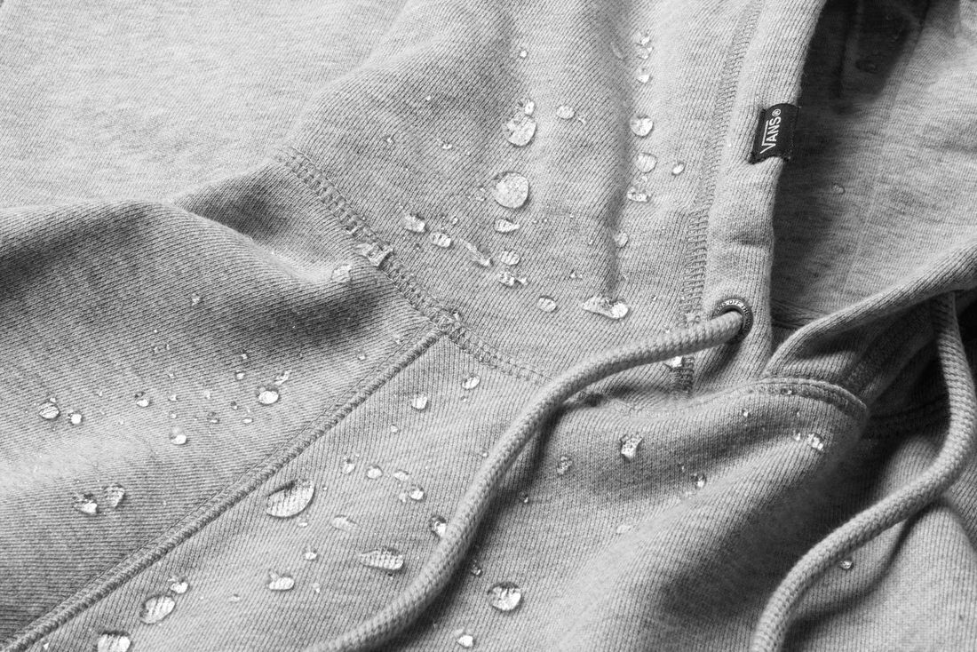 http _coresites-cdn.factorymedia.com_sidewalk_wp-content_uploads_2018_01_SP18_VN0A3H5M02F_VERSA-HOODIE_FABRIC-DETAIL-WATER-DROPLETS-MACRO-HEAVYWEB