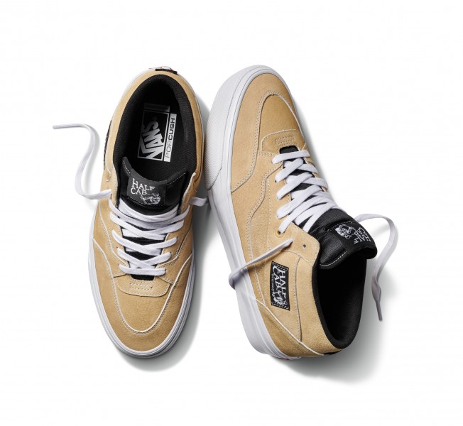 SP22_Skate_HalfCab_VN0A5KYATUP_Taupe_Pair